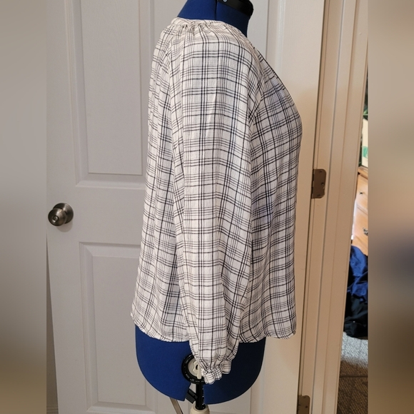 ✨️5 For $25✨️ Button up plaid top - Picture 2 of 5